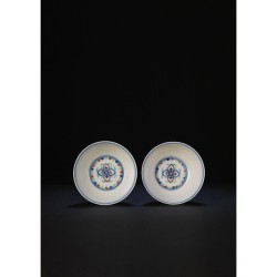 C0001 大明成化鬥彩臥足碗:宮廷瓷韻的核心解碼 (一對) C0001 大明成化鬥彩臥足碗:宮廷瓷韻的核心解碼 (一對)