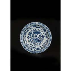 C0008 元青花魚藻紋葵口賞盤:元代青花「濃艷雄渾」的經典代表 C0008 元青花魚藻紋葵口賞盤:元代青花「濃艷雄渾」的經典代表
